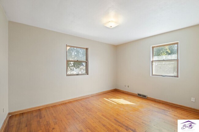 Building Photo - 601 Oak St