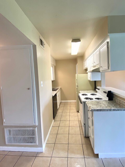 Building Photo - 3206 Lobit Dr