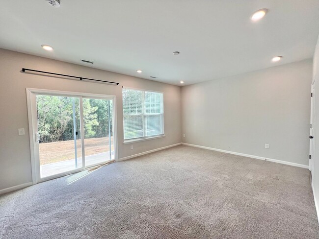 Building Photo - Newly Remodeled 4BD, 2.5BA Durham End Unit...