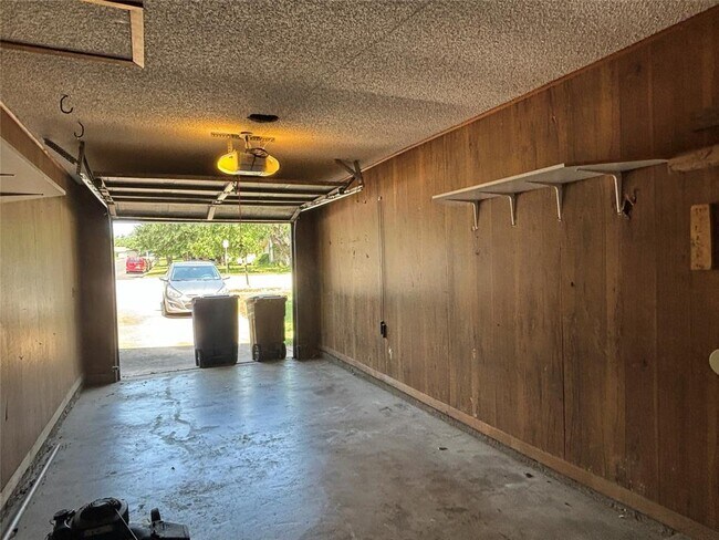 Building Photo - 11905 Oak Knoll Dr