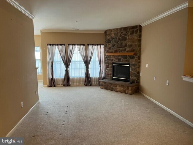 Building Photo - 812 Long Dr