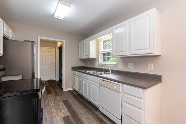 Building Photo - Charming 3 Bed/2 Bath Minutes Away From El...