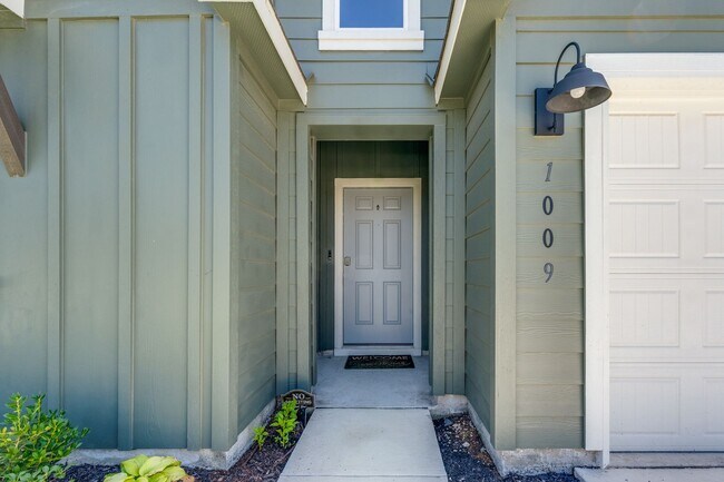 Building Photo - 4-BEDROOM NEW CONSTRUCTION IN SWENSON HEIG...