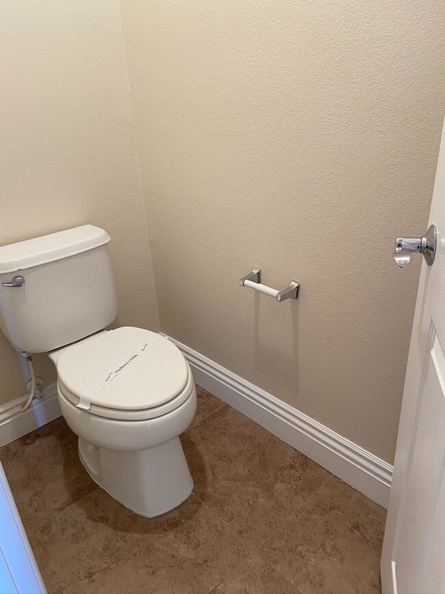 Building Photo - FABULOUS 4TH FLOOR CONDO IN GATED COMMUNIT...