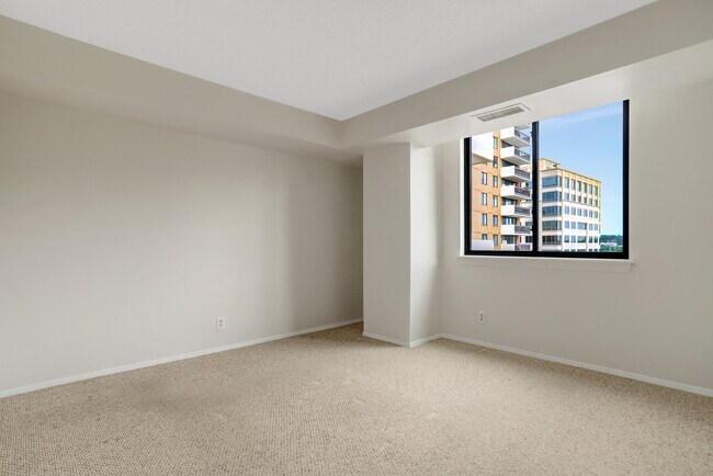 Building Photo - 3800 Fairfax Dr