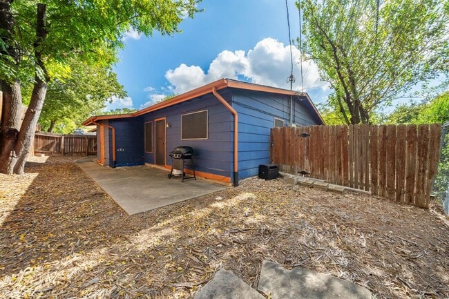 Building Photo - 3508 Southridge Dr