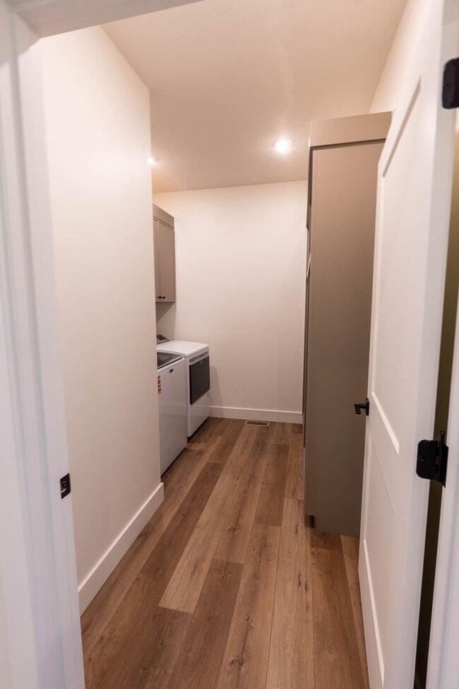 Building Photo - 4Bedroom/3bath Townhome