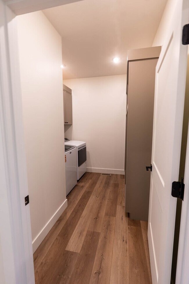 Building Photo - New Construction 4bd/3ba Townhouse