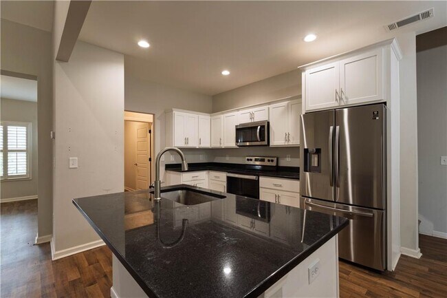 Building Photo - 214 Oakwood Dr