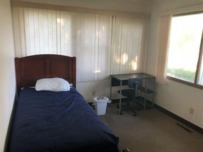Building Photo - 7 Bed 2.5 Bath House for Rent