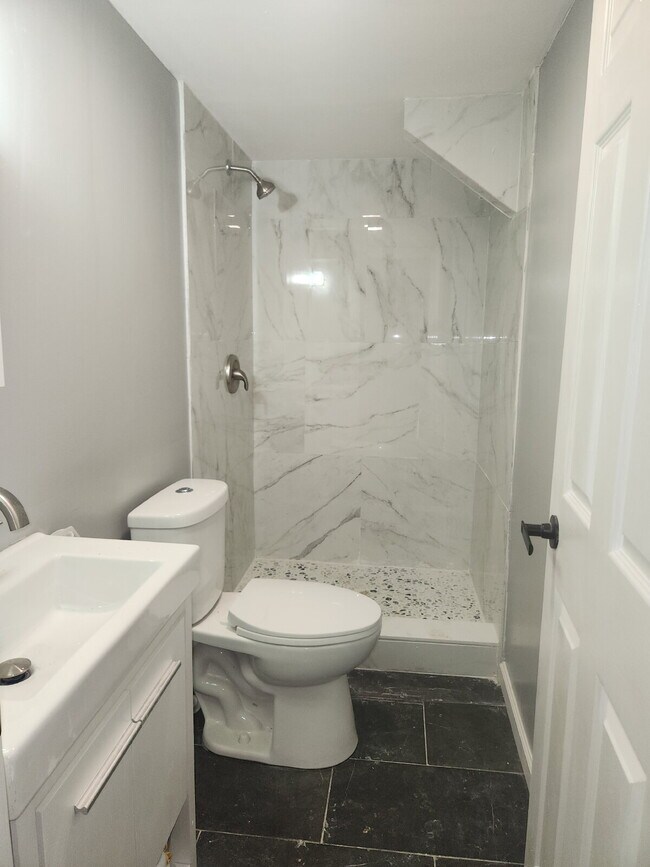 Building Photo - Completely Rehabbed Home in Oakville School District!