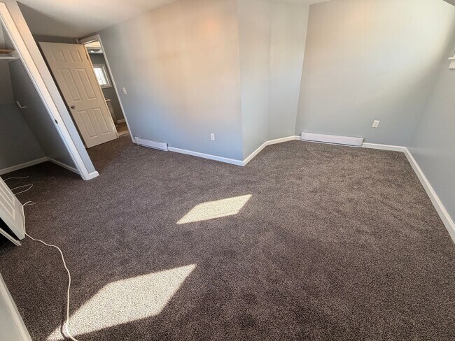 Building Photo - (2) bedroom Single Family Home with Open Layout, Close to Beaches and Lake!