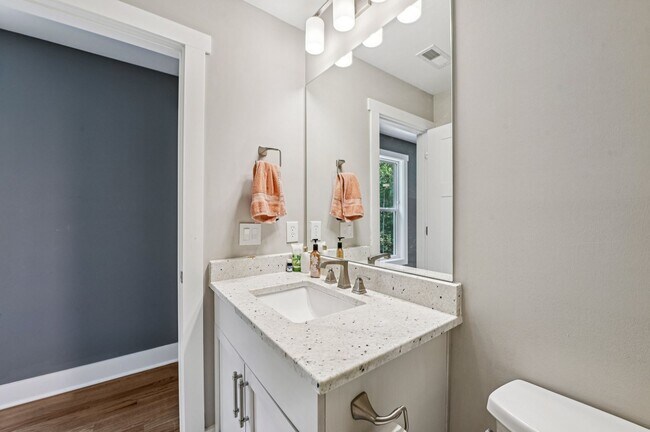 Building Photo - Luxury 5 Bed, 3.5 Bath Home on Large Lot !...