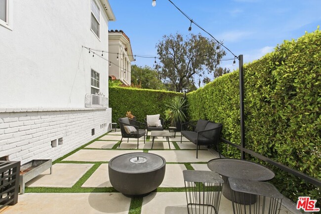 Building Photo - 8613 W Olympic Blvd