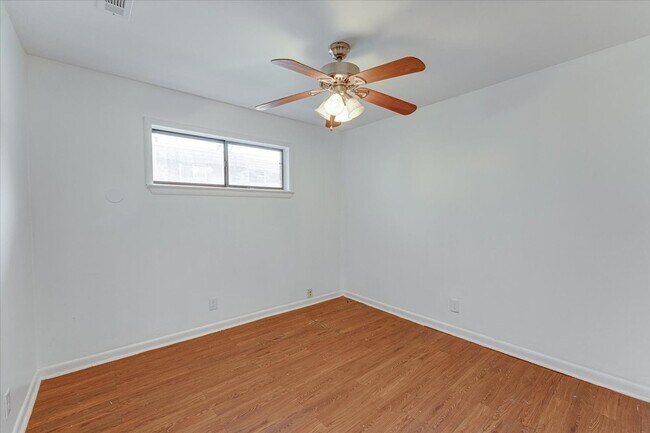 Building Photo - Charming Renovated 2-Bedroom Duplex Near D...
