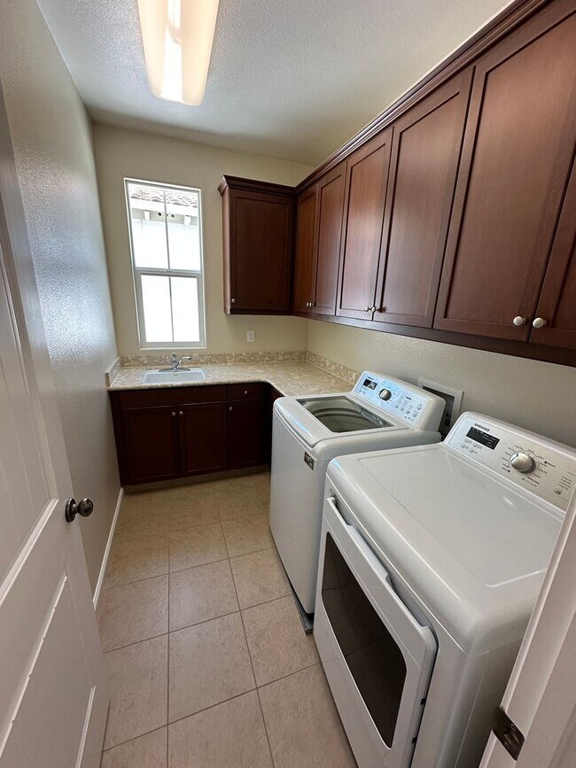 Building Photo - 4 Bed 3 Bath +Office/Den In San Ramon