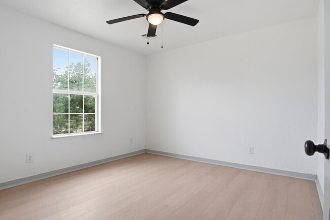 Building Photo - 1305 Bellevidere Dr