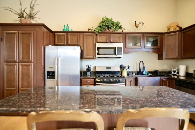 Building Photo - Mountain and City Views from this Furnishe...