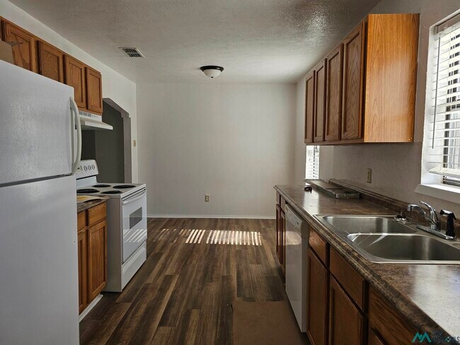 Building Photo - 921 W 16th St