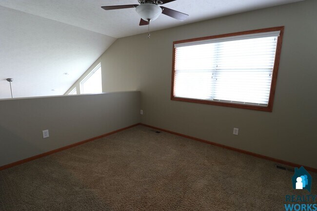 Building Photo - Large 3 Bedroom Town Home!