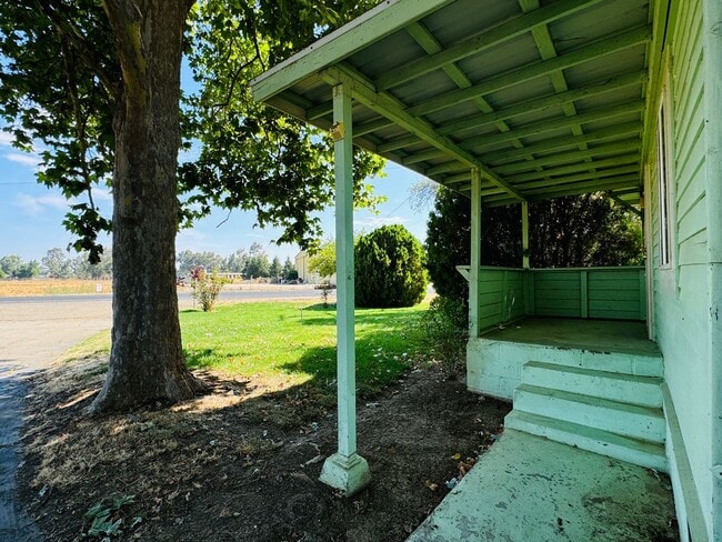 Building Photo - Coming Soon! Cute Two Bed, Two Bath Countr...