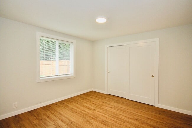 Building Photo - Beautifully Updated 1bd/1ba Sumner Duplex!