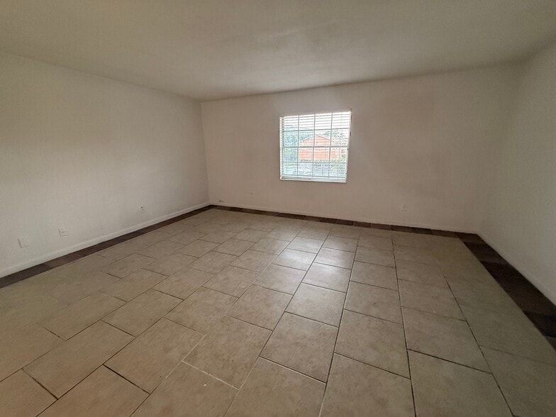 Building Photo - 1667 Weston Oaks Dr