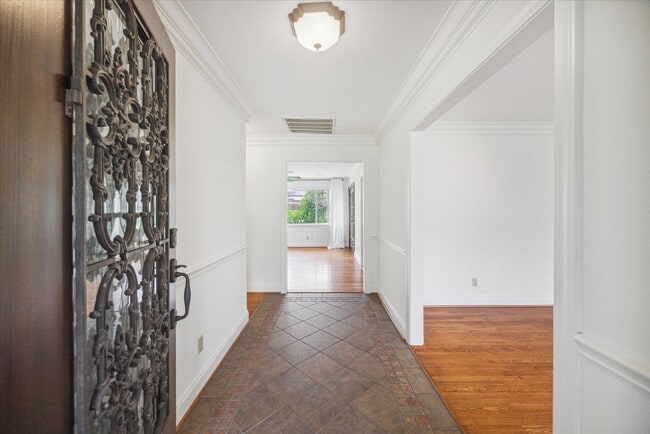 Building Photo - 10 Pom Ct