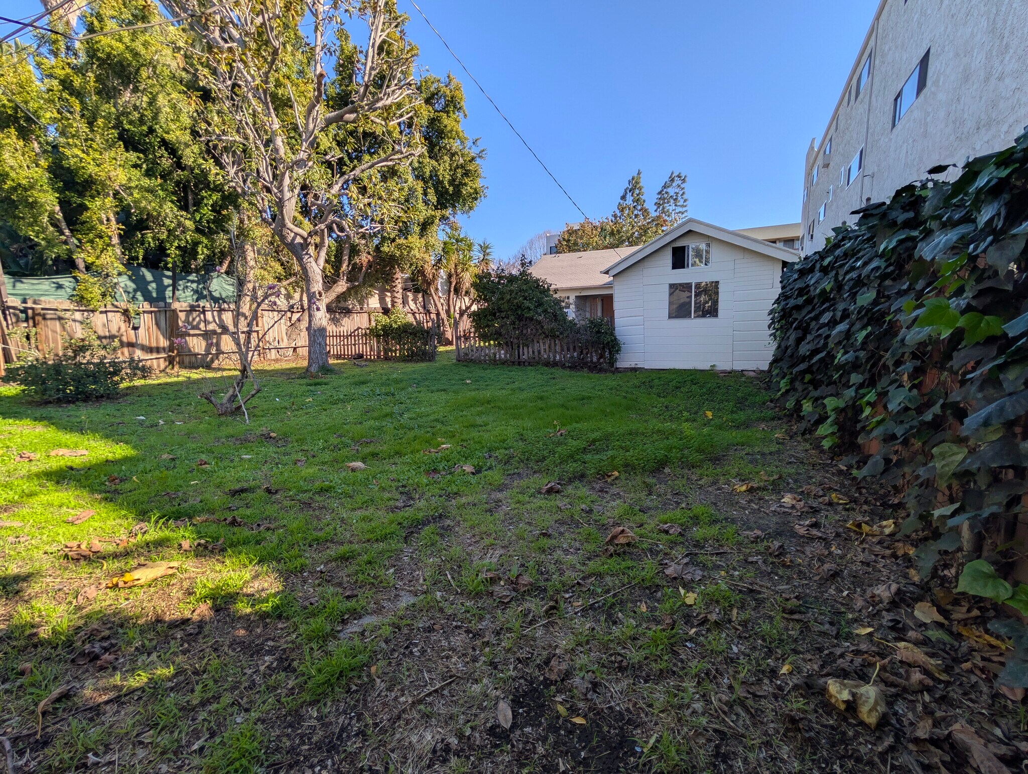 Building Photo - 849 N West Knoll Dr