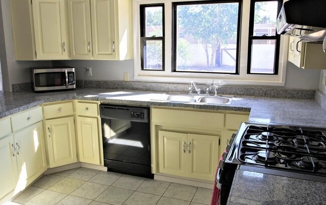 Building Photo - 1404 Rhode Island St NE