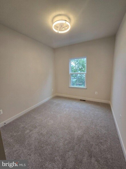 Building Photo - 33 Oasis Ave