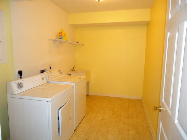 Building Photo - 2051 Stoneleigh Dr