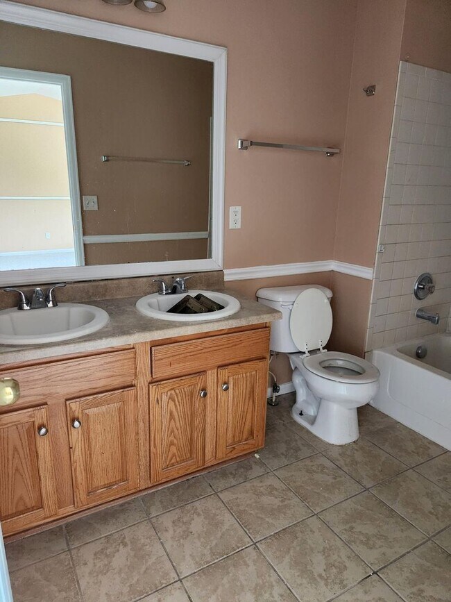 Building Photo - 3 Bedroom 2 full bathrooms in Brighton