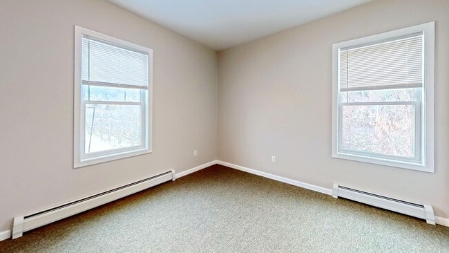 Building Photo - 2 bed, 1 bath apartment with washer and dryer included (65 Griffin Ln #202)