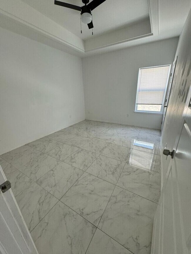 Building Photo - 3303 Aurora Ln