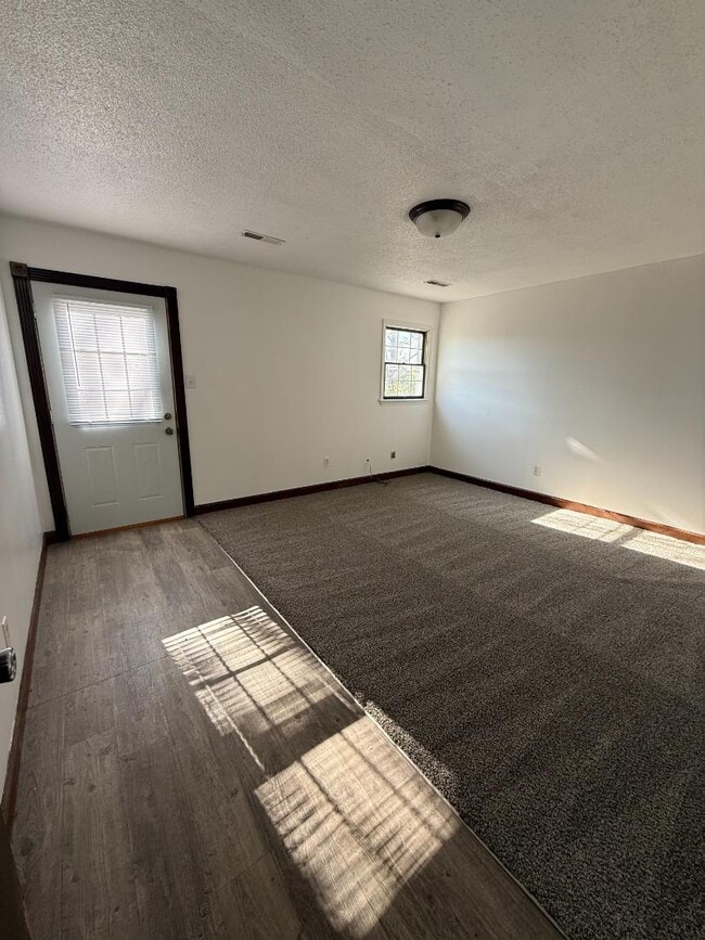 Building Photo - 2305 Southridge Dr