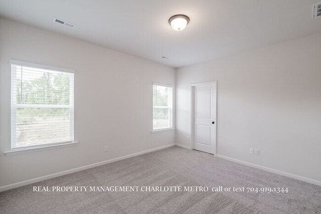 Building Photo - Modern Brand-New Built 3BR Townhome Near Uptown