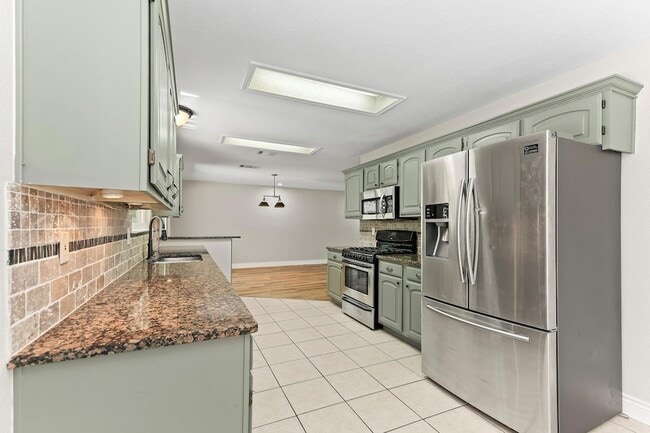 Building Photo - 1807 Iris Ln