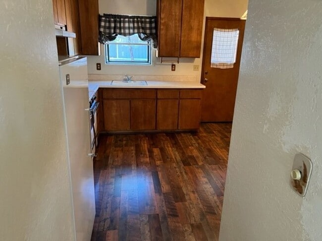 Building Photo - "L" Street in Sugar Pine