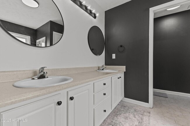 Building Photo - 8246 English Saddle Dr