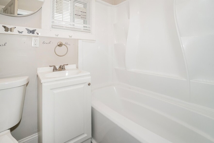 Building Photo - 19431 Tyronne Ave