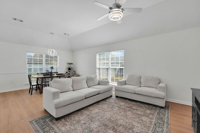 Building Photo - Centrally Located Ranch Home in Richmond Hill