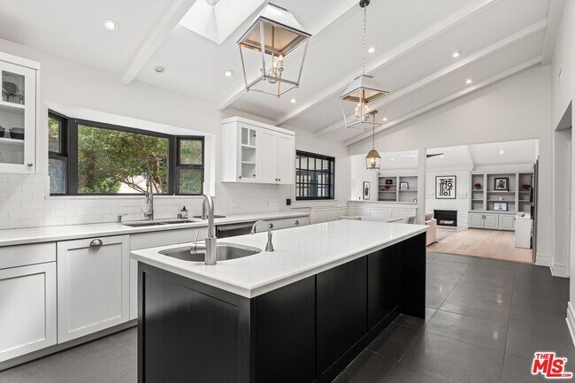 Building Photo - 4145 Sunswept Dr
