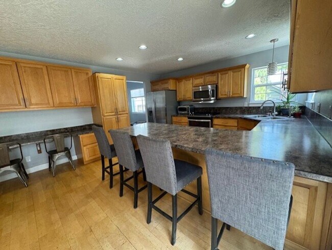 Building Photo - West Side Location