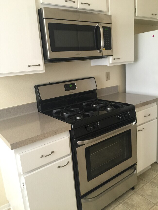 Kitchen - 584 W Huntington Dr