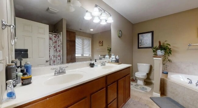 Building Photo - 206 Gentian St