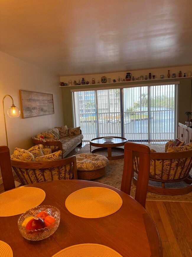 Building Photo - 1537 E Hillsboro Blvd