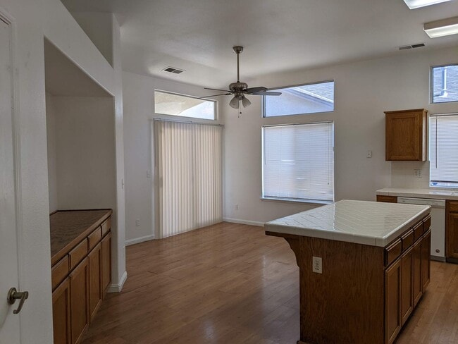 Building Photo - NW home offering plenty of amenities, clos...