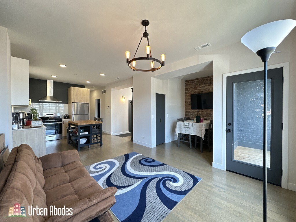 Building Photo - 908 N California Ave