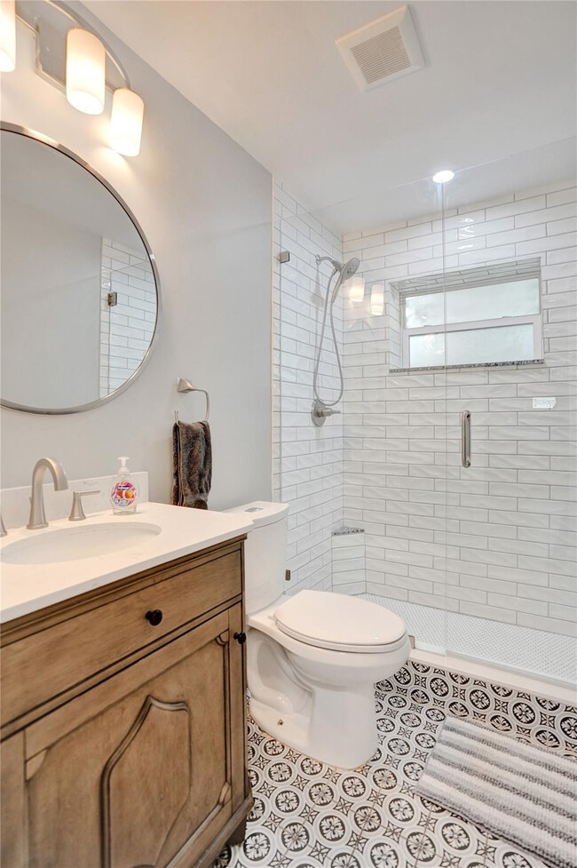 Building Photo - 901 SE 14th Ct